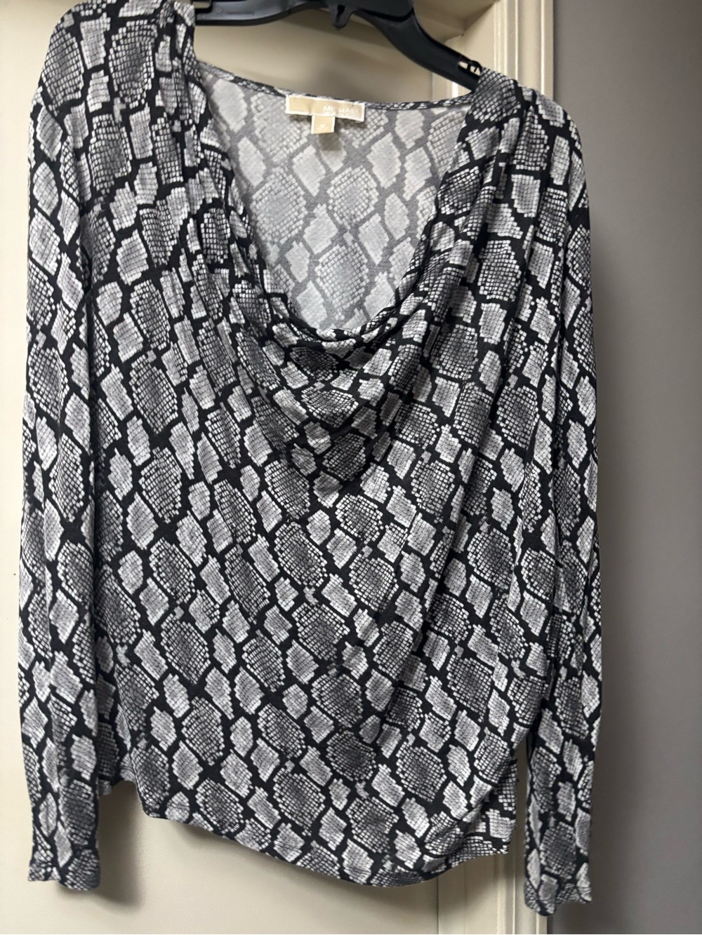 Michael Kors, Gray Snakeskin Knit Top , Dip Neck, 3/4 Slv, Stretch,M